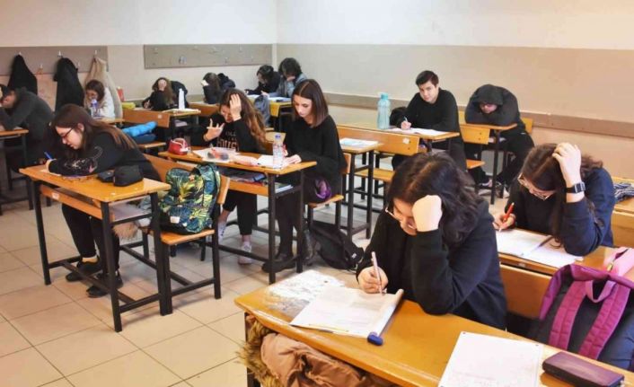 Belediyeden üniversite adaylarına ücretsiz deneme sınavı