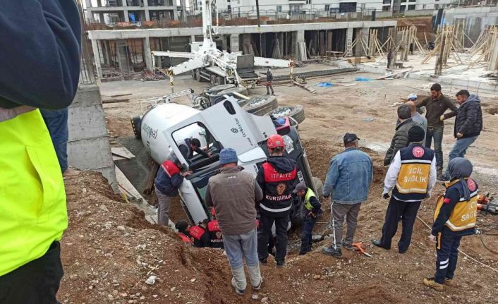 Beton mikserinin altında kalan sürücüyü itfaiye kurtardı