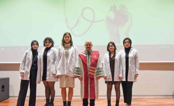 Beyaz önlüklerini giydiler