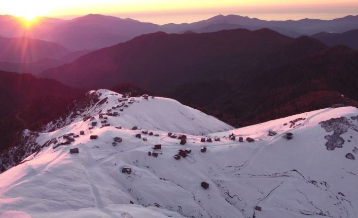 Beyaz örtüyle kaplanan Artvin’in Klaskur Yaylası’nda gün batımı böyle görüntülendi