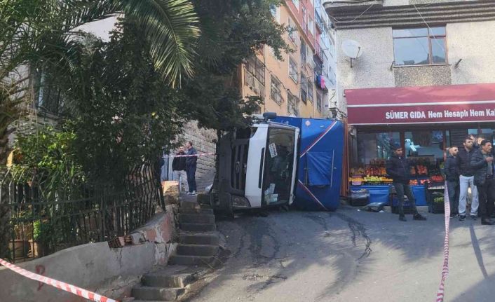 Beyoğlu’nda faciadan dönülen anlar kamerada: Devrilen kamyonetin altında kalmaktan son anda kurtuldu