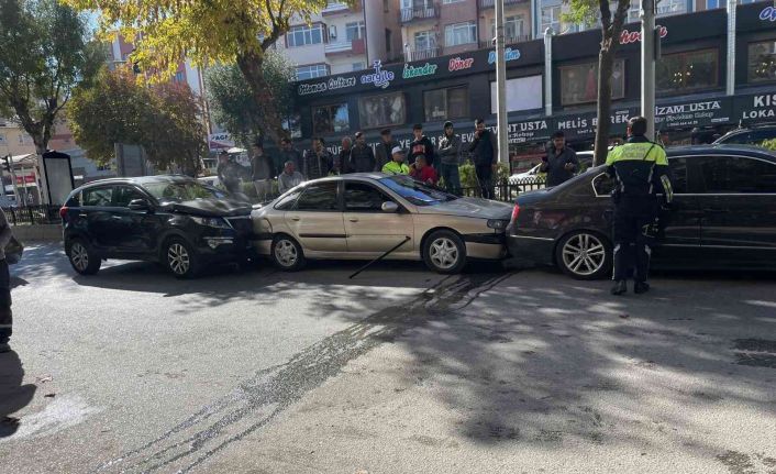 Bilecik’te 4 aracın karıştığı zincirleme trafik kazası