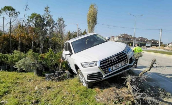 Bisiklete çarpan cip askıda kaldı