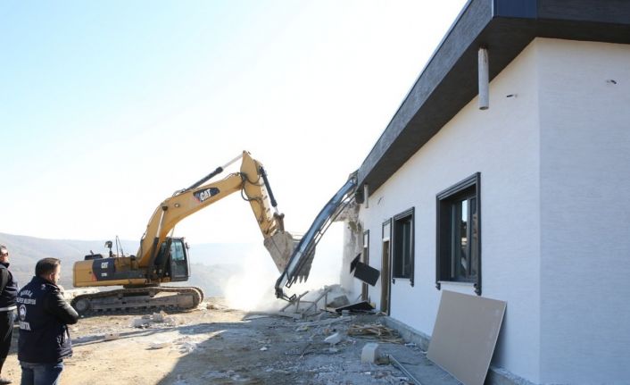 Bursa’da kaçak villalar yıkıldı