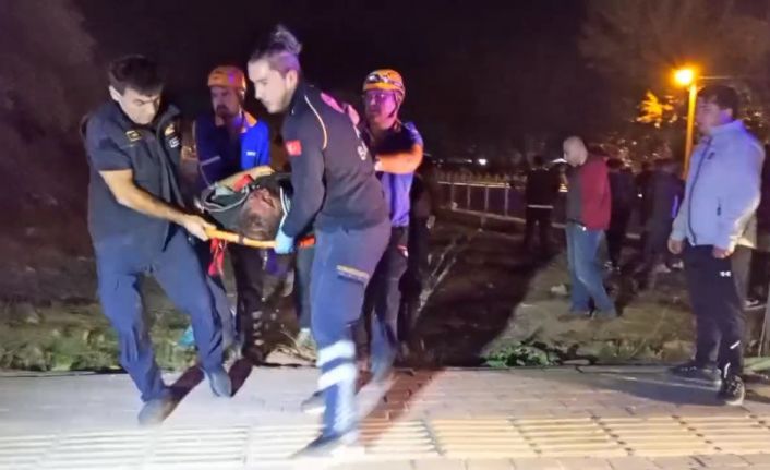 Bursa’da kontrolden çıkan hafif ticari araç 5 metre yükseklikteki köprüden uçtu : 1’i ağır 2 kişi yaralandı