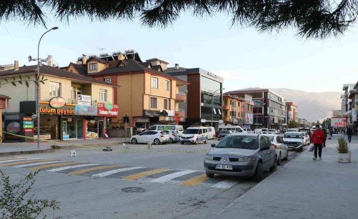 Cadde üzerinde unutulan şüpheli çantalar korkuya neden oldu