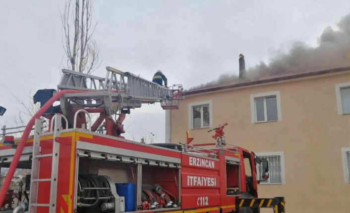 Çatıda çıkan yangın eve sıçramadan söndürüldü
