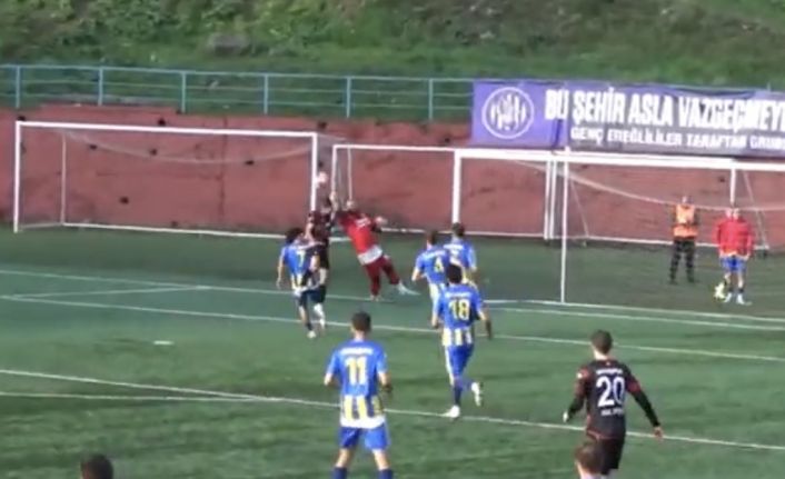 Çaycumaspor’un kalecisi Demirdelen’in maçta yaşadığı kazada kafatası çatladı...O anlar amatör kamerada