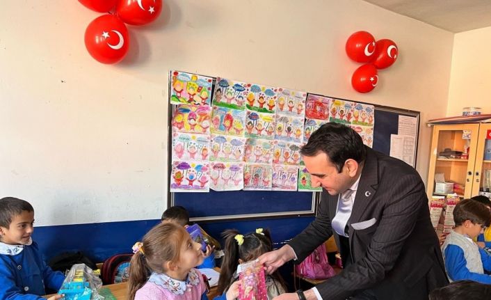 Çocuklar okulu sevsin diye oyuncak dağıtıyor