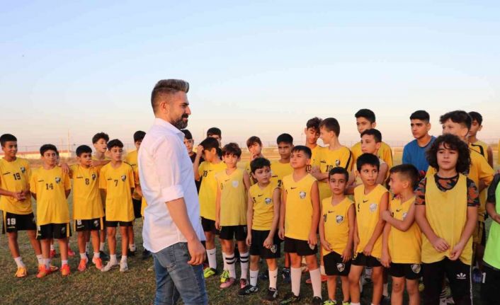 Çocukluk hayalini gerçekleştirdi, gençleri kötü alışkanlıklardan uzak tutmak için futbol kulübü kurdu