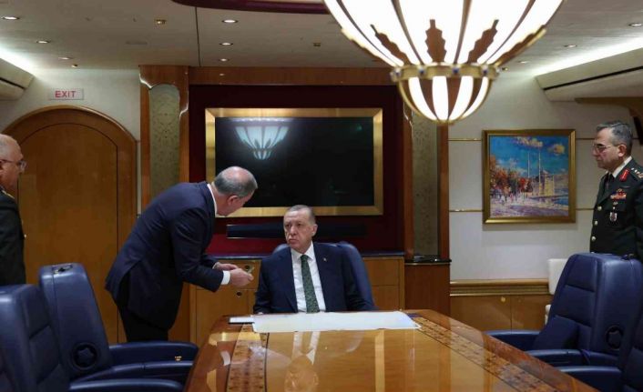 Cumhurbaşkanı Recep Tayyip Erdoğan’ın ‘Pençe-Kılıç Hava Harekatı’nın emrini verdiği anlara dair fotoğraf ve görüntü paylaşıldı.