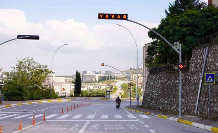 Daha güvenli ulaşım için o caddeye 28 uyarı ikaz flaşörü konuldu