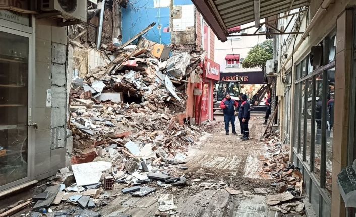 Depremde yıkılan eğlence merkezinin enkazı kaldırılıyor