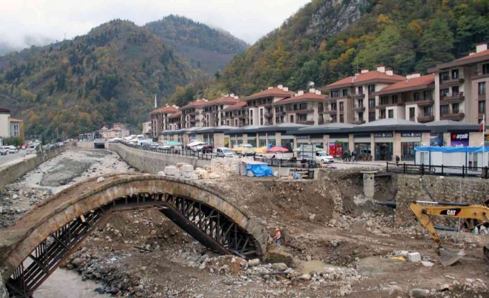 Dereli’de 2 yıl önce yaşanan selde zarar gören tarihi kemer köprünün onarımına başlandı