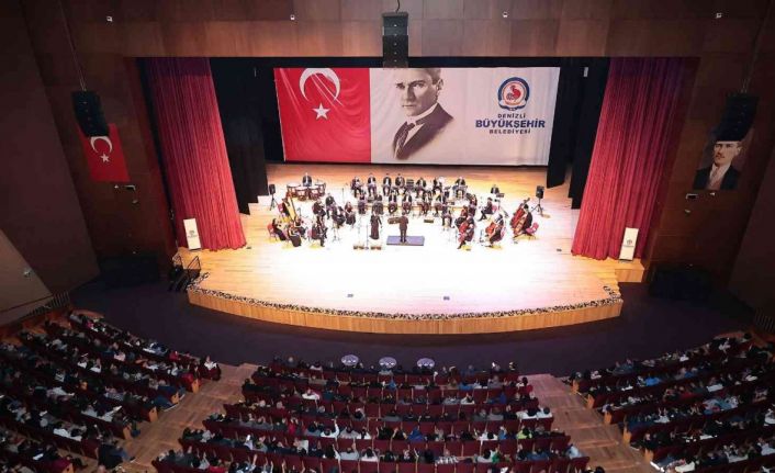 Dev orkestra Neşet Ertaş’ın türkülerini seslendirdi