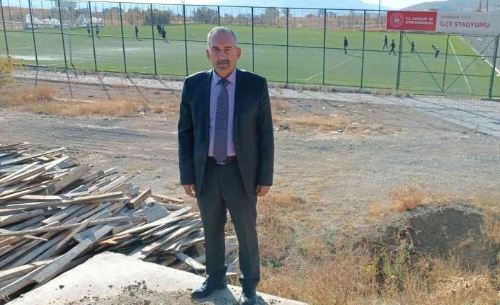 Dicle ilçesindeki sentetik futbol sahası FİFA standartlarında yapılıyor