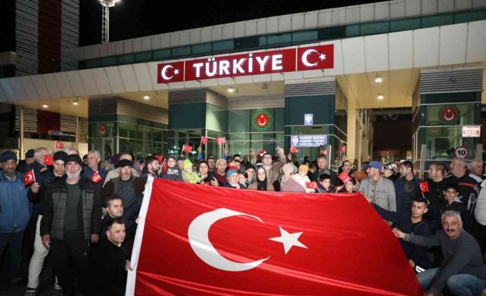 Dışişleri Bakanı Çavuşoğlu: “Ukrayna’da mahsur kalan ve girişimlerimiz üzerine Rusya ve Gürcistan üzerinden ülkemize getirdiğimiz 88 Ahıskalı kardeşimiz; vatanınıza hoş geldiniz”