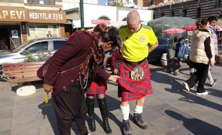 Diyarbakır’da İskoçlar kilt, yerli halk giydiği şalvarla bir araya geldi
