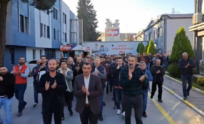 DYO işçileri eylemde: Hesaplarına yatan paraları yönetim binasının önüne bıraktılar