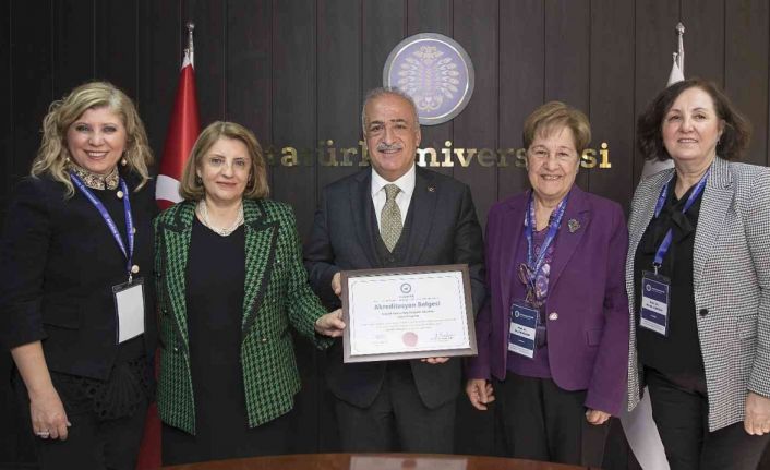 Eczacılık Fakültesi, düzenlenen törenle akreditasyon belgesini aldı