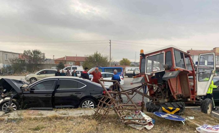 Enez Belediye Başkanının makam aracıyla çarpışan traktörün sürücüsü ağır yaralandı