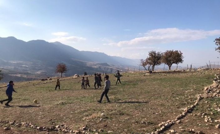 Eruh’ta park ve halı sahası olmayan çocuklar, valiye seslendi