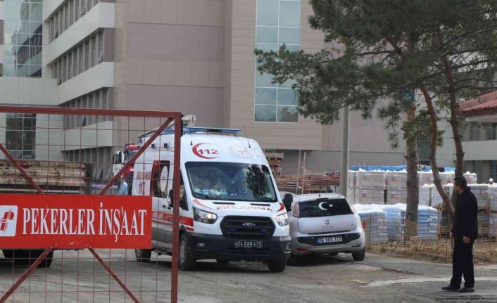 Erzincan’da yapımı devam eden hastane inşaatının 3’ncü katından düşen işçi yaralandı
