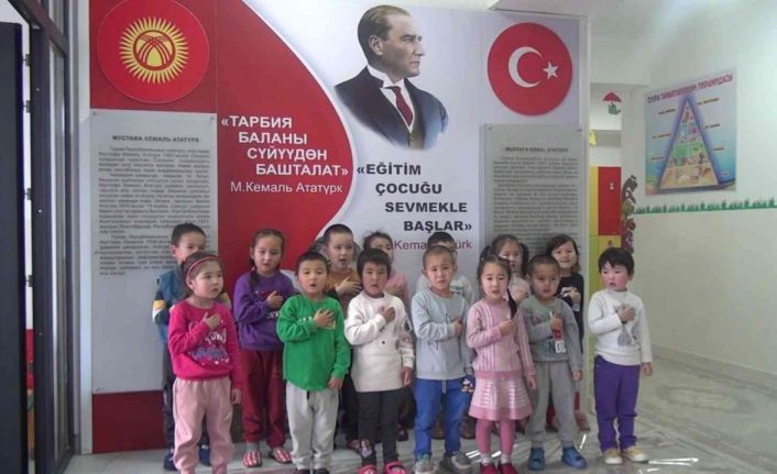 Etimesgut Belediyesi’nin Kırgızistan’da inşa ettiği Atatürk Kreş Anaokulu ve Gündüz Bakım Evi’nde Öğretmenler Günü etkinliği
