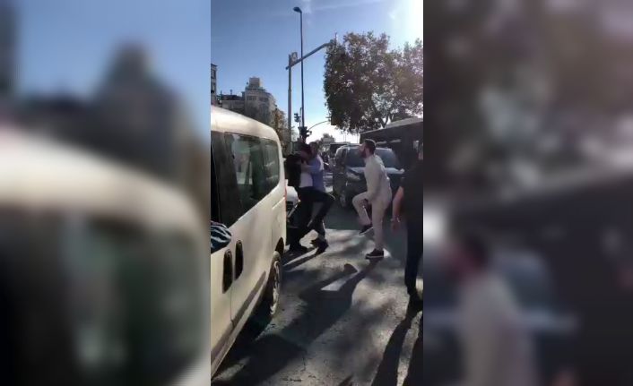 Fatih’te taksici ve yolcu arasında tekmeli yumruklu kavga kameraya yansıdı
