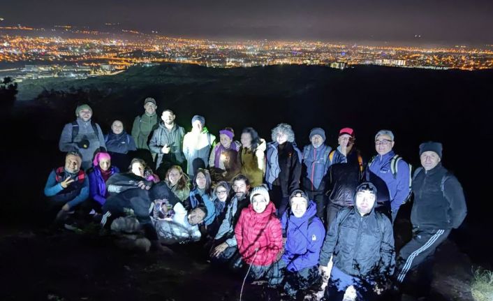 Gece yürüyüşçülerine dolunay eşlik etti