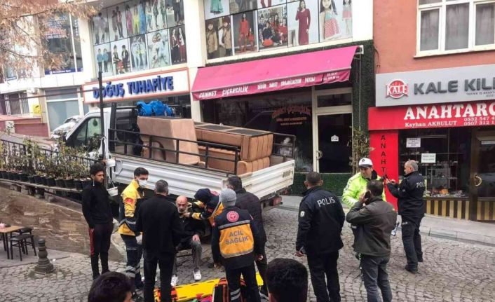 Geri manevra yapan kamyonetin altında ezilmekten son anda kurtuldu