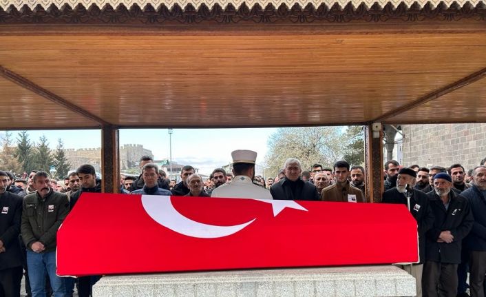 Görev yerine giderken trafik kazasında şehit olan Polat, memleketi Erzurum’da son yolculuğuna uğurlandı