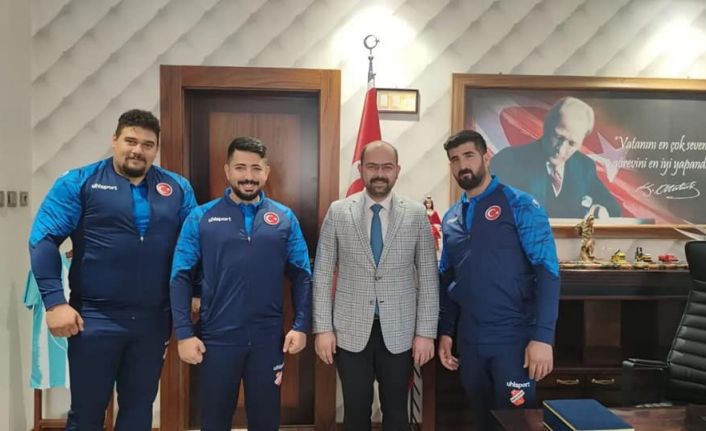 Gösteri yapmak için geldikleri ilçeyi dünyada temsil ediyorlar