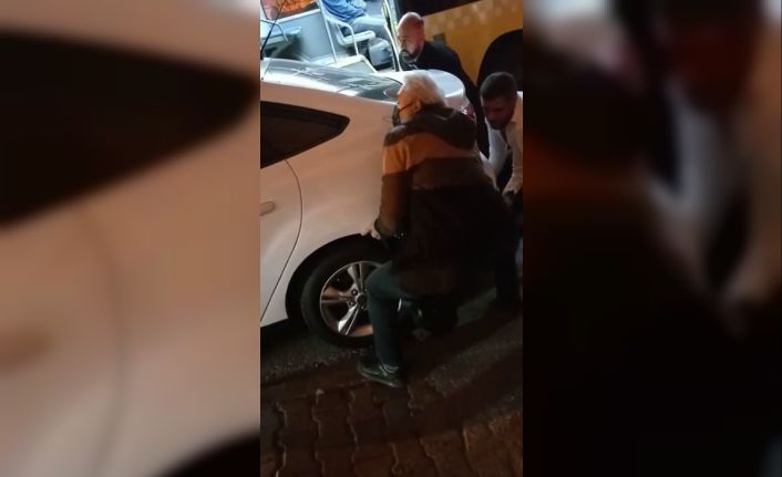 Hatalı park edilen aracı yolcuların elleriyle kaldırarak kenara çektikleri anlar kamerada