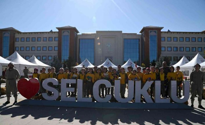 Hilal-İ Ahmer Sergisi ve kan bağışı etkinliği yoğun ilgi görüyor