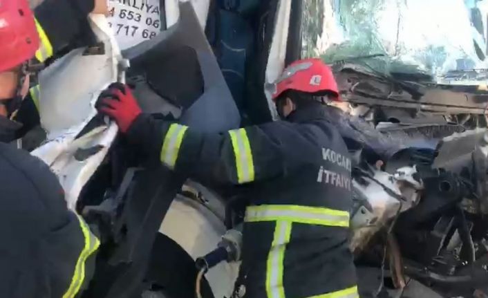 Hurdaya dönen kamyonda sıkışan yaralı böyle kurtarıldı