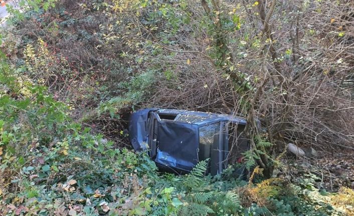 İnanılmaz kurtuluş...Uçuruma yuvarlanan otomobil hurdaya döndü