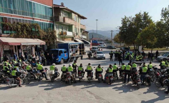 Jandarma motosiklet sürücülerine reflektif yelek dağıttı