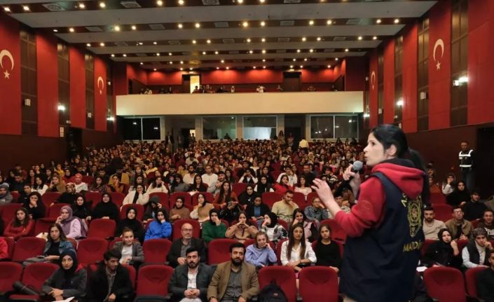 Jandarma ve polisten üniversite öğrencilerine ’flört şiddeti’ eğitimi