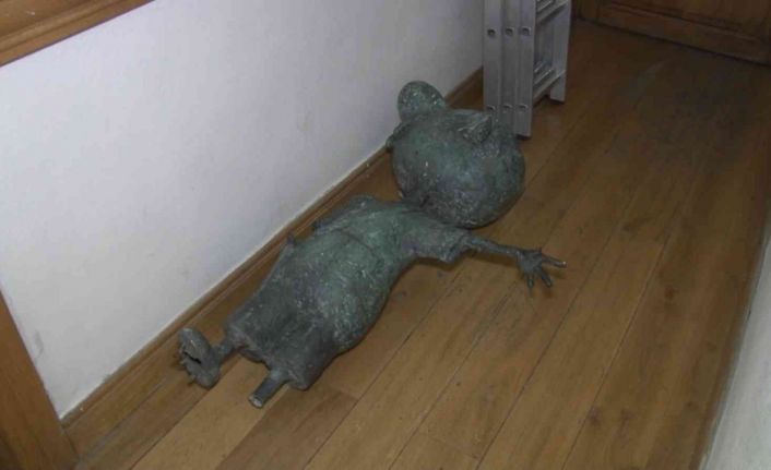 Kadıköy’de Avni heykeli devrildi, Sıdıka resmi spreyle boyandı