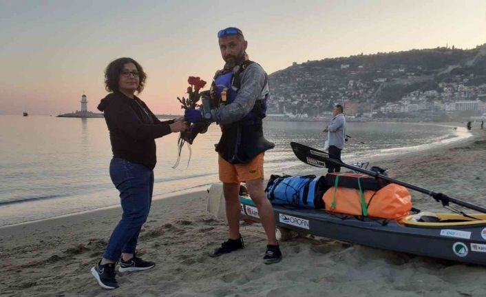 Kanosuyla bir ilke imza attı dört denizi kürek çekerek geçti