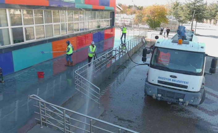 Kapalı pazarda temizlik çalışmaları