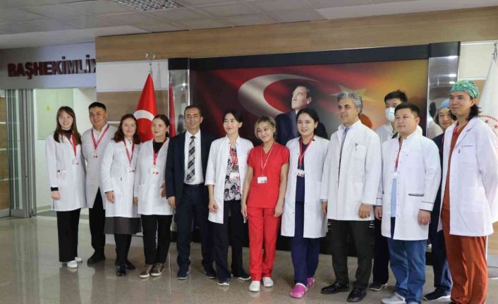 Kazakistan’dan gelen asistan doktorlar Mengücek Gazi Eğitim ve Araştırma Hastanesinde eğitim görüyor