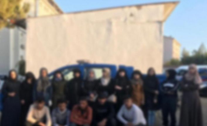 Kilis’te metruk binada 16 düzensiz göçmen yakalandı