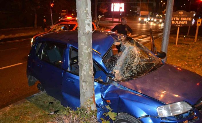 Kırmızı ışık ihlali ve aşırı hız kazaya neden oldu, otomobil hurdaya döndü