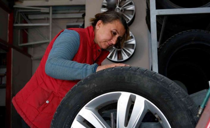Kış lastiği zorunluluğunun başlamasıyla, sanayinin ’Lastikçi Remziye abla’sının mesaisi de başladı