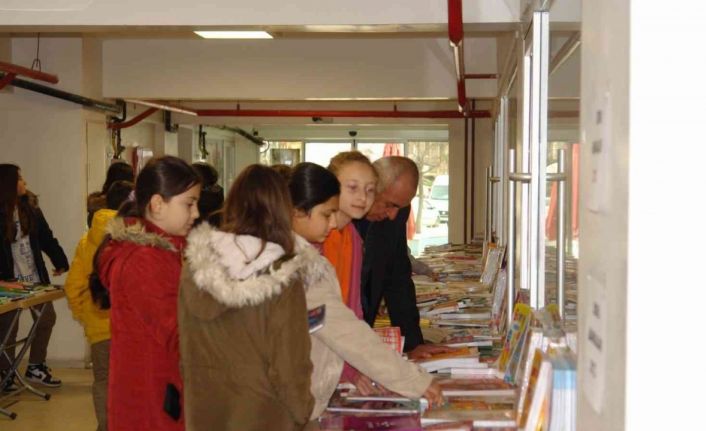 Kitap fuarına öğrencilerden yoğun ilgi