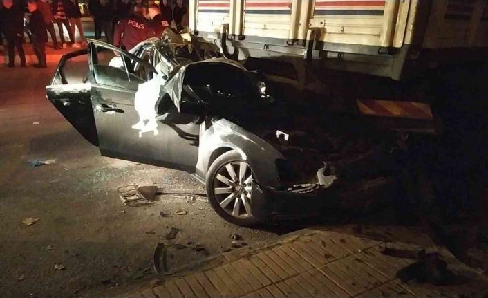 Kontrolden çıkan otomobil park halindeki tırın altına girdi: 1’i ağır 2 yaralı