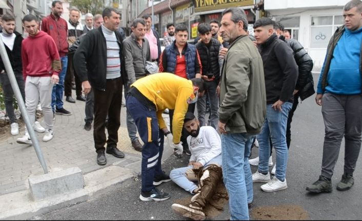 Koşarak yanına gidip yumruk attığı kişinin bıçaklı saldırısına uğradı: O anlar kameraya yansıdı