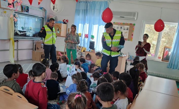 Köyceğiz Jandarması minikleri sevindirdi